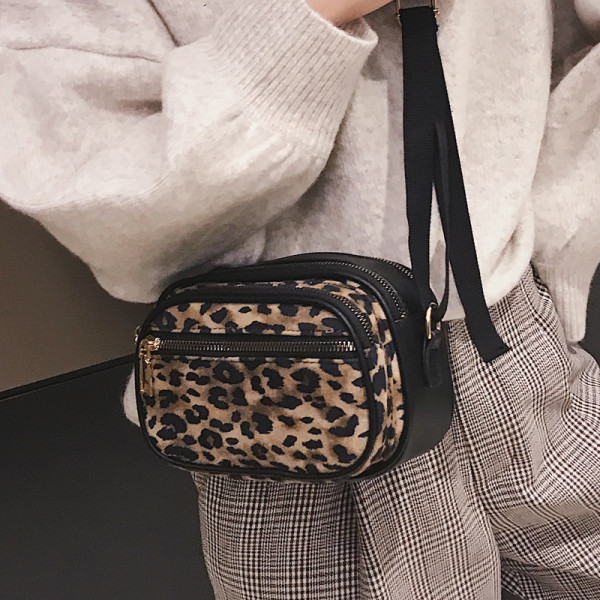 Geantă mică de damă cu mâner lung și model leopard