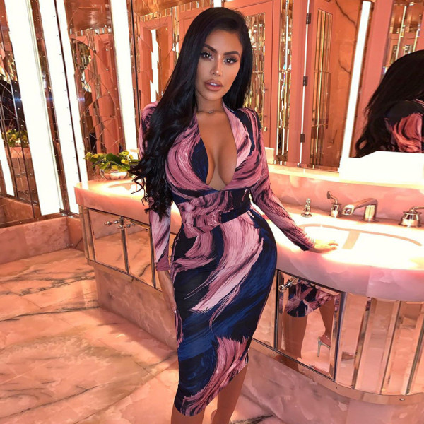 Стилна дамска дълга рокля с дълъг ръкав и дълбоко деколте