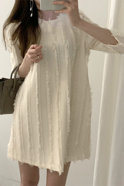 Дамска рокля с 3/4 ръкав -широк модел и обло деколте 