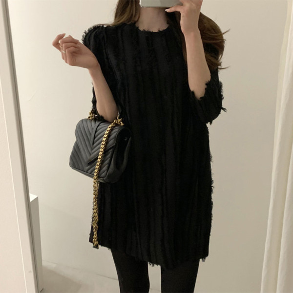 Дамска рокля с 3/4 ръкав -широк модел и обло деколте 