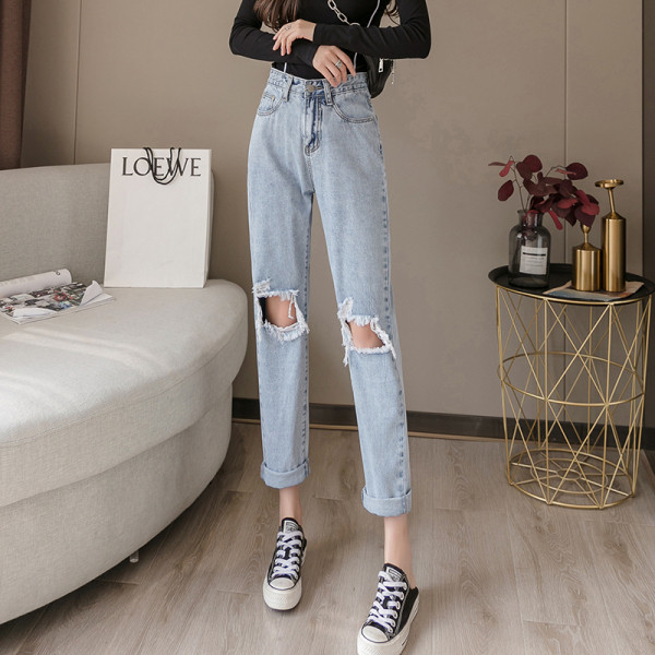 Актуални дамски дънки с висока талия и скъсани мотиви