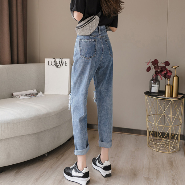 Актуални дамски дънки с висока талия и скъсани мотиви