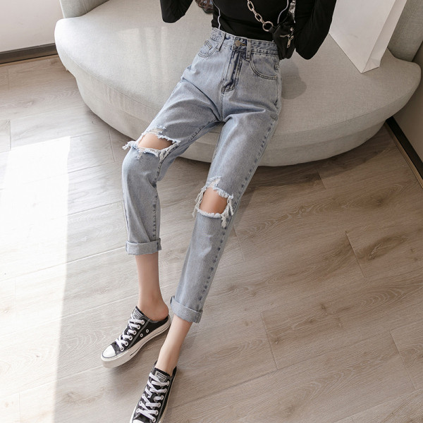 Актуални дамски дънки с висока талия и скъсани мотиви