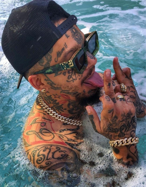 NAUJAS moteriškų saulės akinių modelis su blizgiu efektu