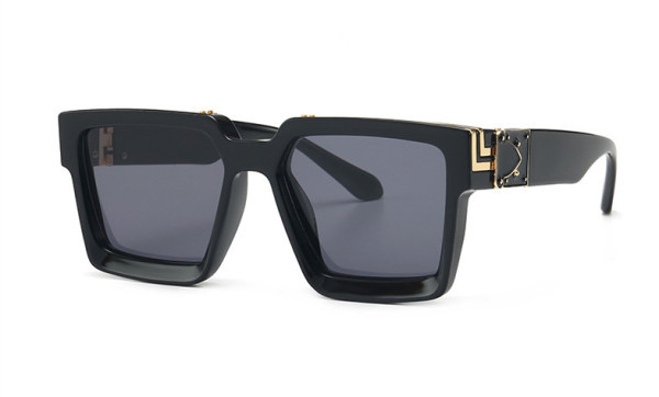 NAUJAS moteriškų saulės akinių modelis su blizgiu efektu