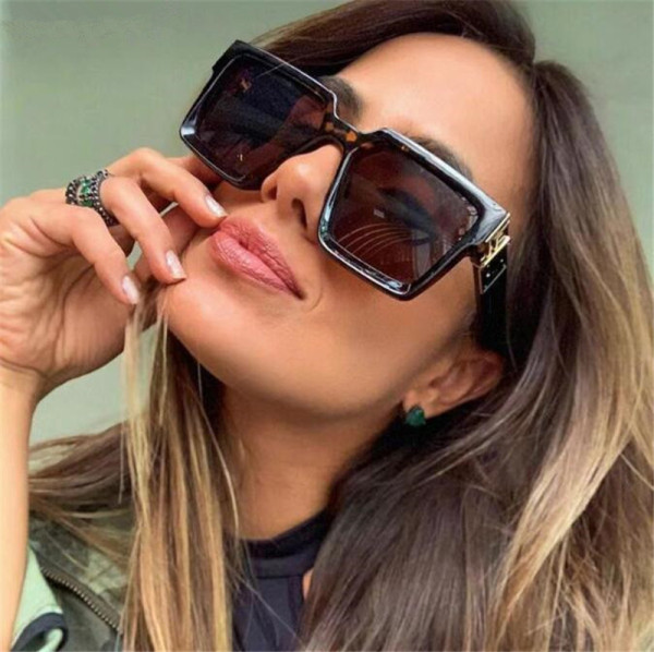 NAUJAS moteriškų saulės akinių modelis su blizgiu efektu