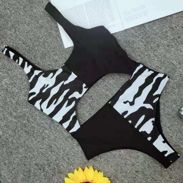 Цял бански костюм с изрязана част и презрамки