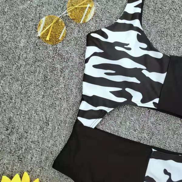 Цял бански костюм с изрязана част и презрамки