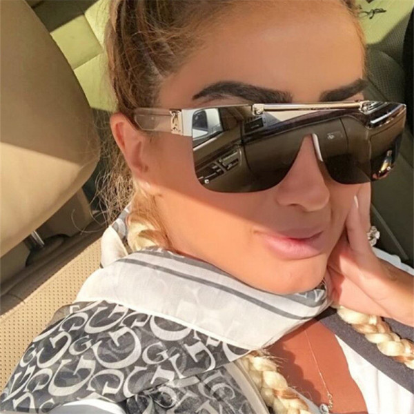 Ochelari de soare moderni de dama in forma patrata cu element metalic