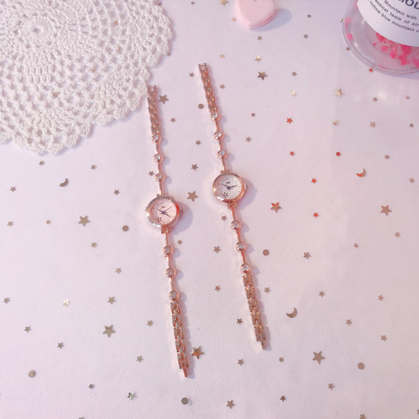 Актуален дамски часовник в кръгла форма с метална каишка и гривна