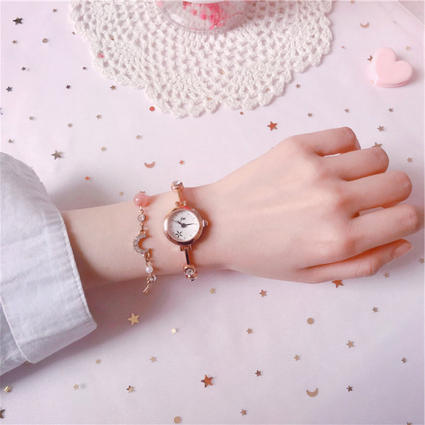 Актуален дамски часовник в кръгла форма с метална каишка и гривна