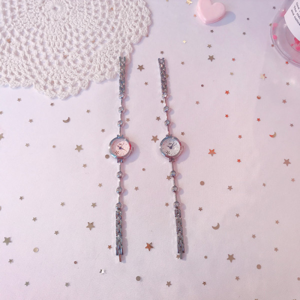 Актуален дамски часовник в кръгла форма с метална каишка и гривна