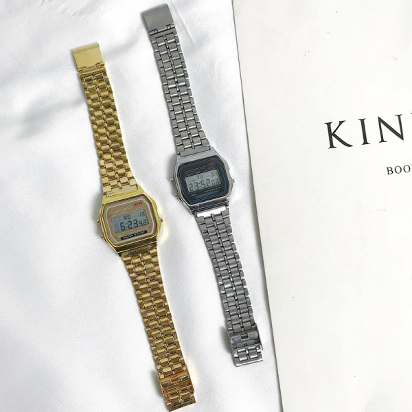 Актуален дамски електронен часовник с квадратна форма и метална каишка