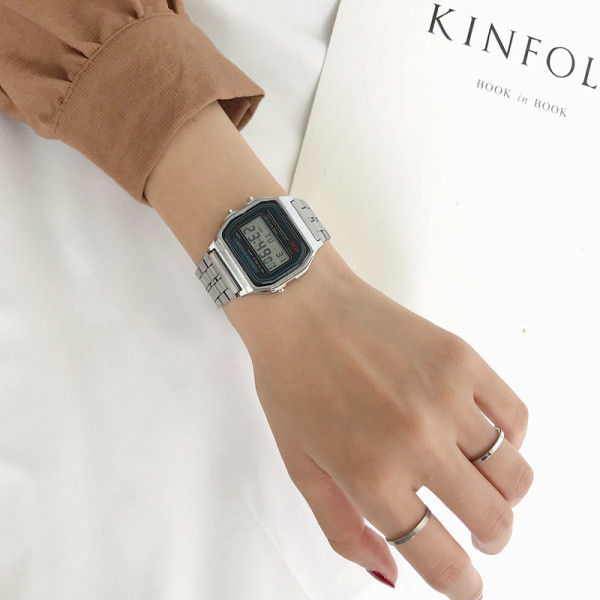 Актуален дамски електронен часовник с квадратна форма и метална каишка