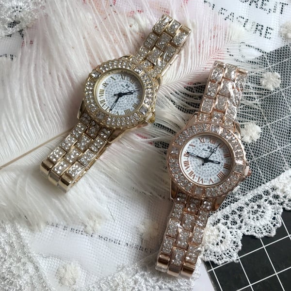 Актуален дамски часовник с кръгла форма и камъни