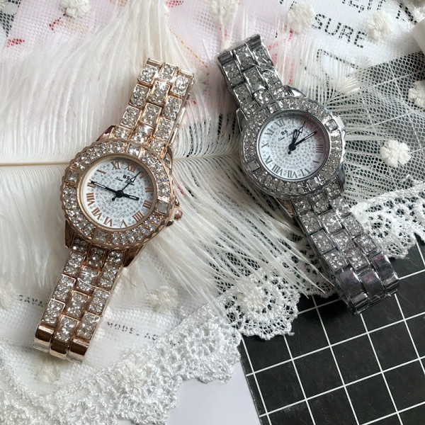 Актуален дамски часовник с кръгла форма и камъни