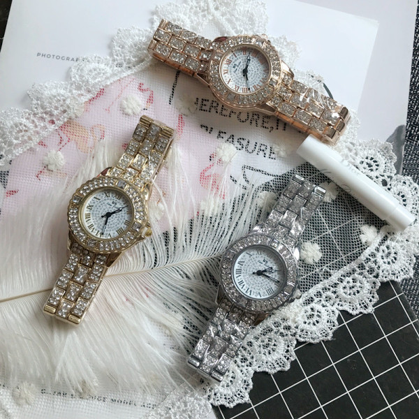 Актуален дамски часовник с кръгла форма и камъни