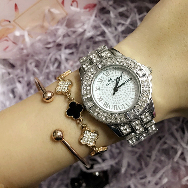 Актуален дамски часовник с кръгла форма и камъни