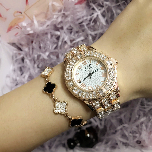 Актуален дамски часовник с кръгла форма и камъни