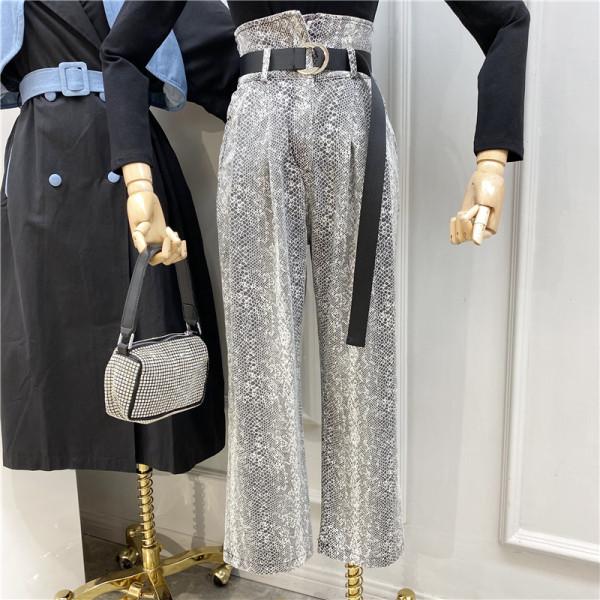 Модерен дамски панталон широк модел с висока талия и животински десен