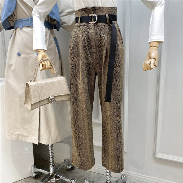 Модерен дамски панталон широк модел с висока талия и животински десен