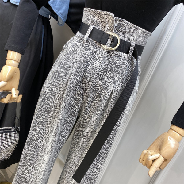 Модерен дамски панталон широк модел с висока талия и животински десен