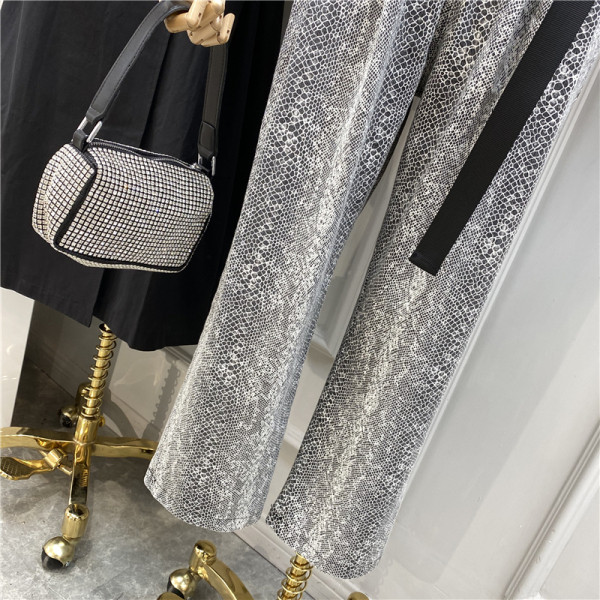 Модерен дамски панталон широк модел с висока талия и животински десен