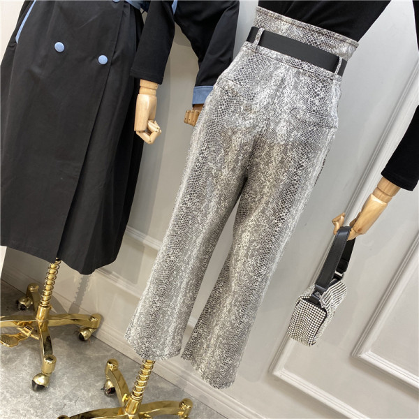 Модерен дамски панталон широк модел с висока талия и животински десен