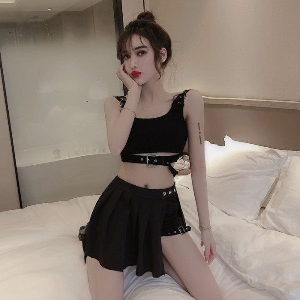 Къс втален черен потник с катрама