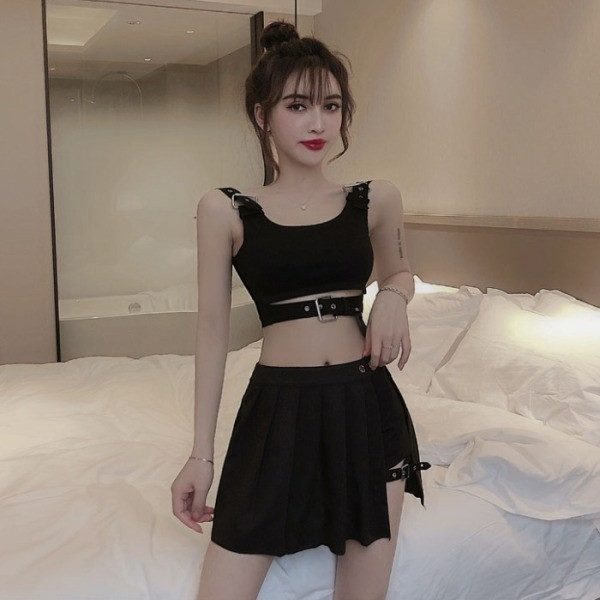 Къс втален черен потник с катрама