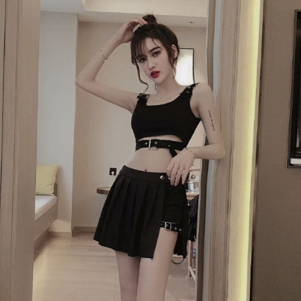 Къс втален черен потник с катрама