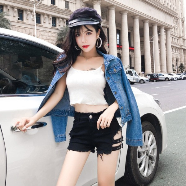 Къси вталени дънки с катарами и изрязани  мотиви