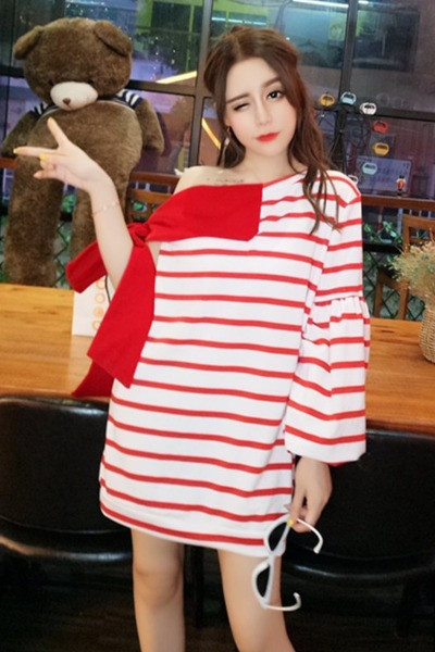 Bluză asimetrică cu dungi late, cu panglică și umăr gol