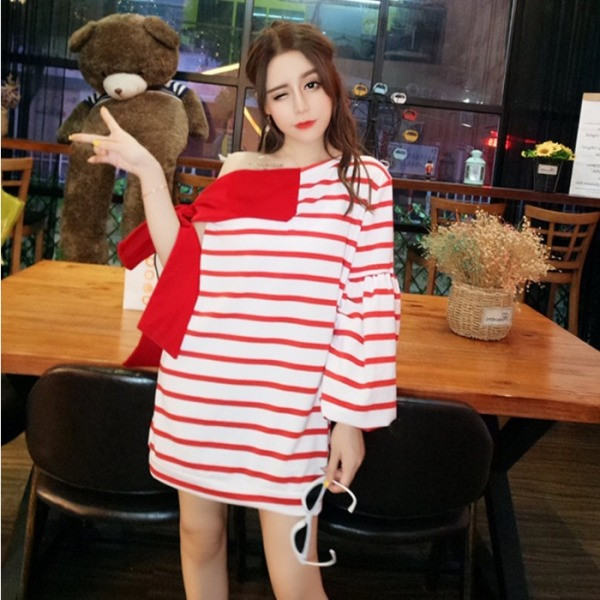 Bluză asimetrică cu dungi late, cu panglică și umăr gol