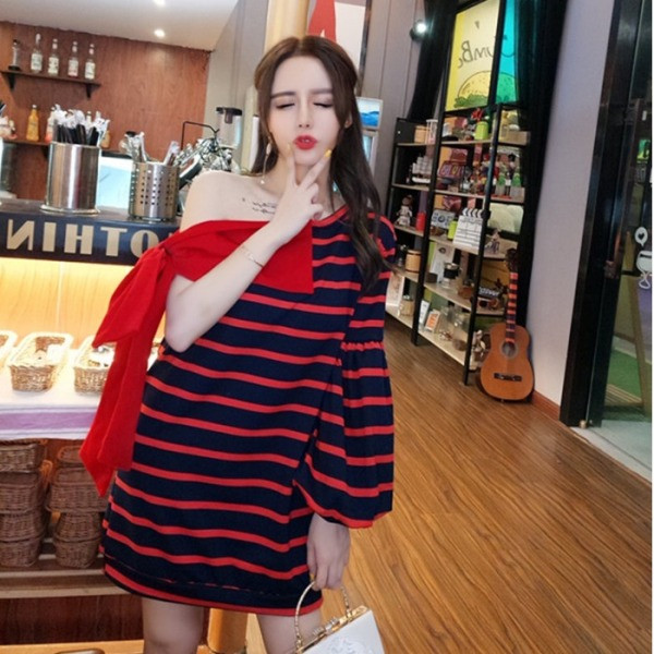 Bluză asimetrică cu dungi late, cu panglică și umăr gol