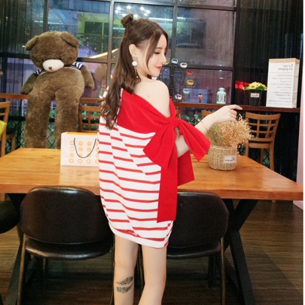 Bluză asimetrică cu dungi late, cu panglică și umăr gol