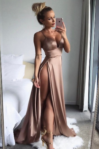 Елегантна дамска дълга рокля с тънки презрамки и дълбоко деколте 