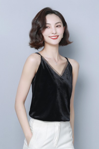 Moodne naiste sametist õhukeste rihmade ja spitsikaelusega topp