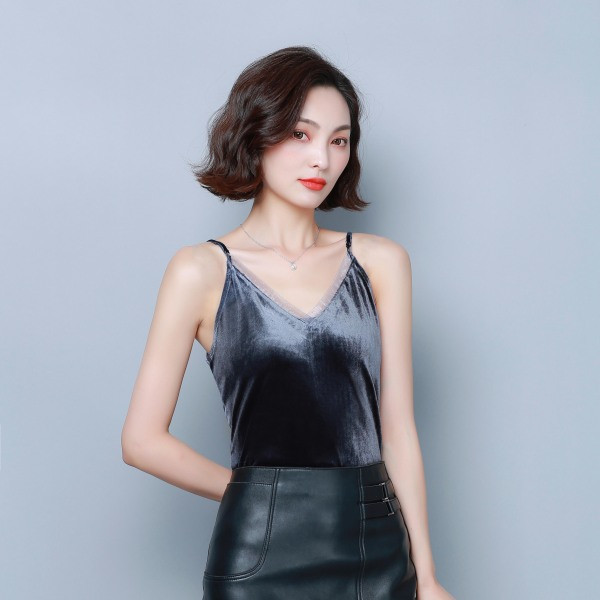 Moodne naiste sametist õhukeste rihmade ja spitsikaelusega topp