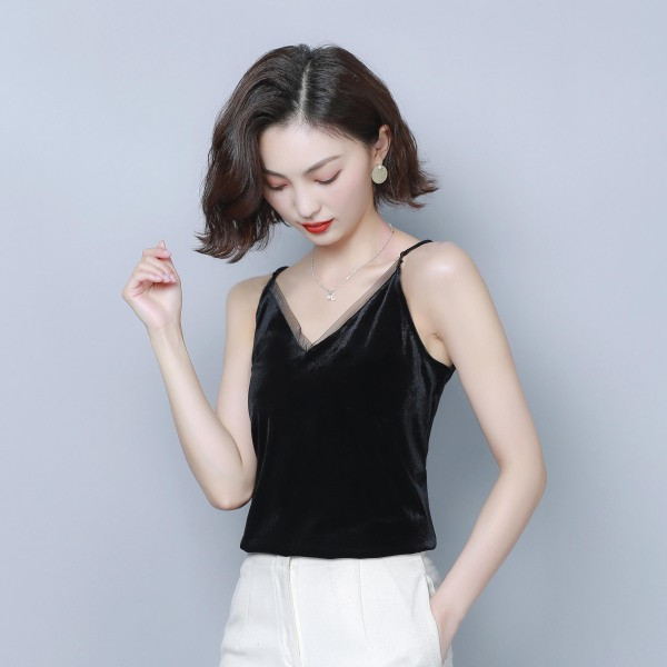 Moodne naiste sametist õhukeste rihmade ja spitsikaelusega topp