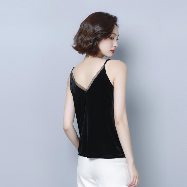 Moodne naiste sametist õhukeste rihmade ja spitsikaelusega topp