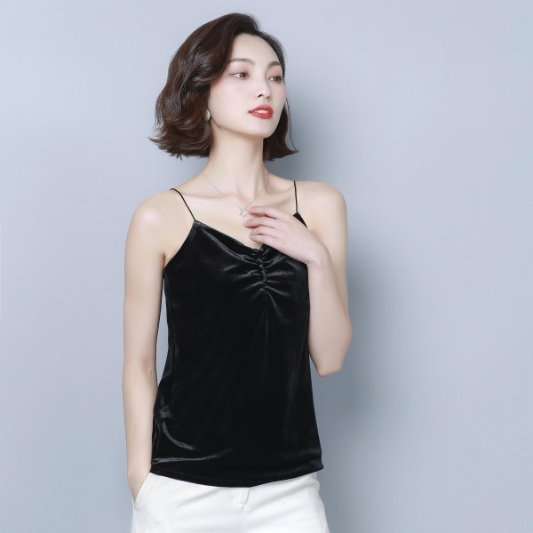 Дамски потник от кадифе с тънки презрамки и шпиц деколте