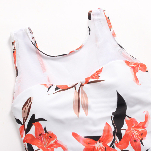 Цял бански костюм с флорален десен  и презрамки