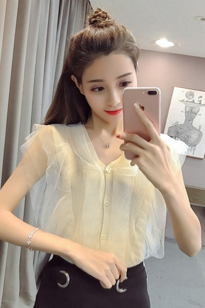 Moteriška prigludusi palaidinė iš plono mezgimo ir tiulio