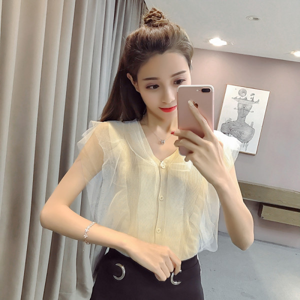 Moteriška prigludusi palaidinė iš plono mezgimo ir tiulio