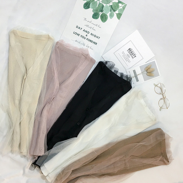 Moteriška prigludusi palaidinė iš plono mezgimo ir tiulio