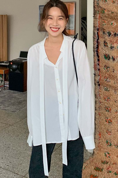 Дамска модерна риза широк и дълъг модел в бял цвят 