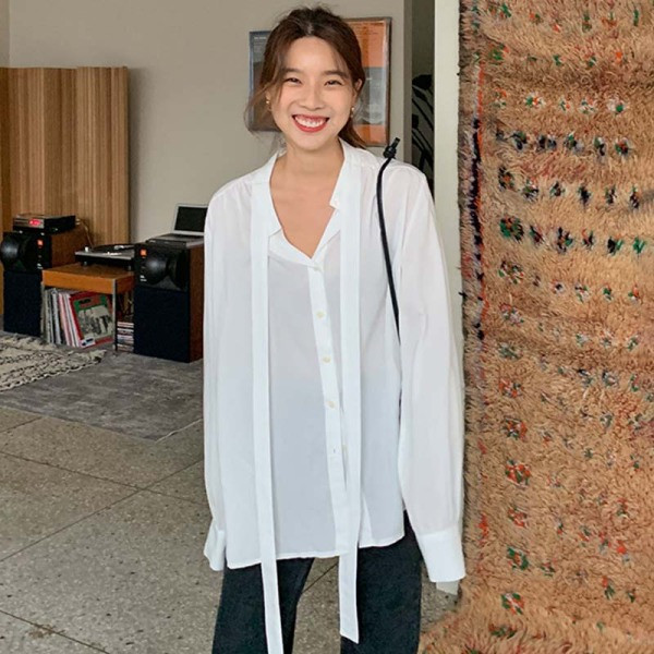 Дамска модерна риза широк и дълъг модел в бял цвят 