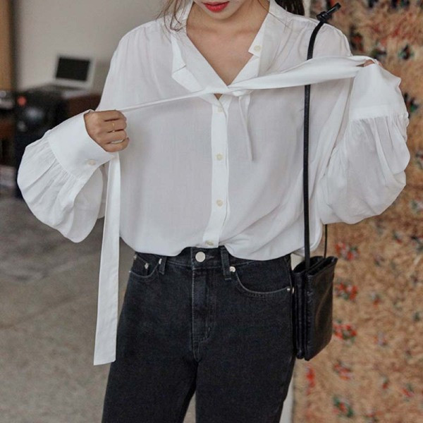 Дамска модерна риза широк и дълъг модел в бял цвят 