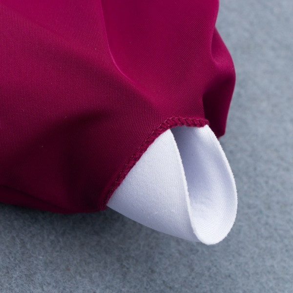 Изчистен модел бански костюм от две части в цвят бордо и  горнище тип лента 